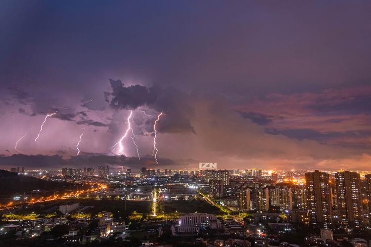 雷电交加