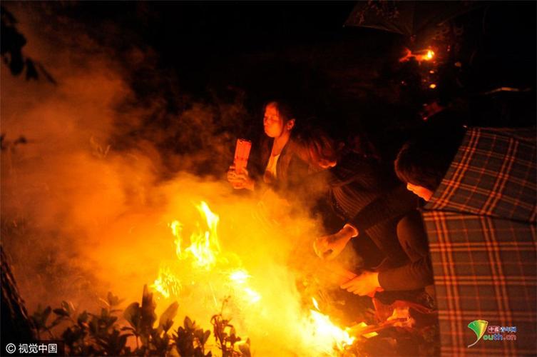 祈福行为,但十二点刚过,还是有大批学生家长冒着大雨聚集到