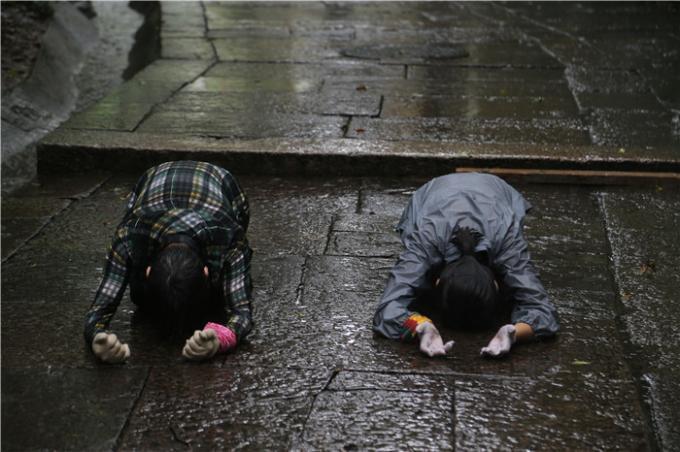 朝拜行至半途,突遇狂风暴雨,大雨湿透法师和居士的衣服,有时