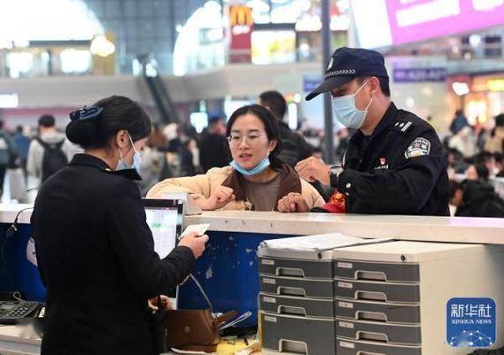 1月8日,高明伟在南宁东站向一名身份证失而复得的旅客讲解出行安全