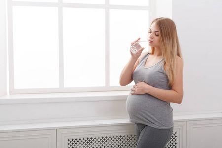 孕妇喝杯牛奶副本空间照片