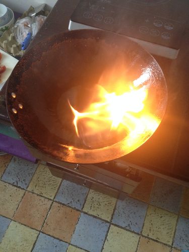 中午同事做饭 ,锅子着火了