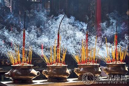 在老黄历中,祈福指的是祈求神明降福或设醮还愿等事,为表示对神的