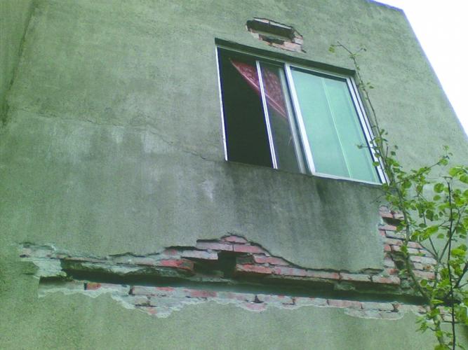 民房遭遇雷击穿墙碎窗扯出钢筋