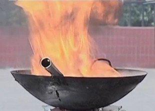 在我们炒菜时,油锅着火如何处理?